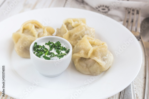 Φωτογραφία Traditional Turkish manti with sour cream sauce