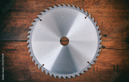Quadro em tela Saw blade on wooden background