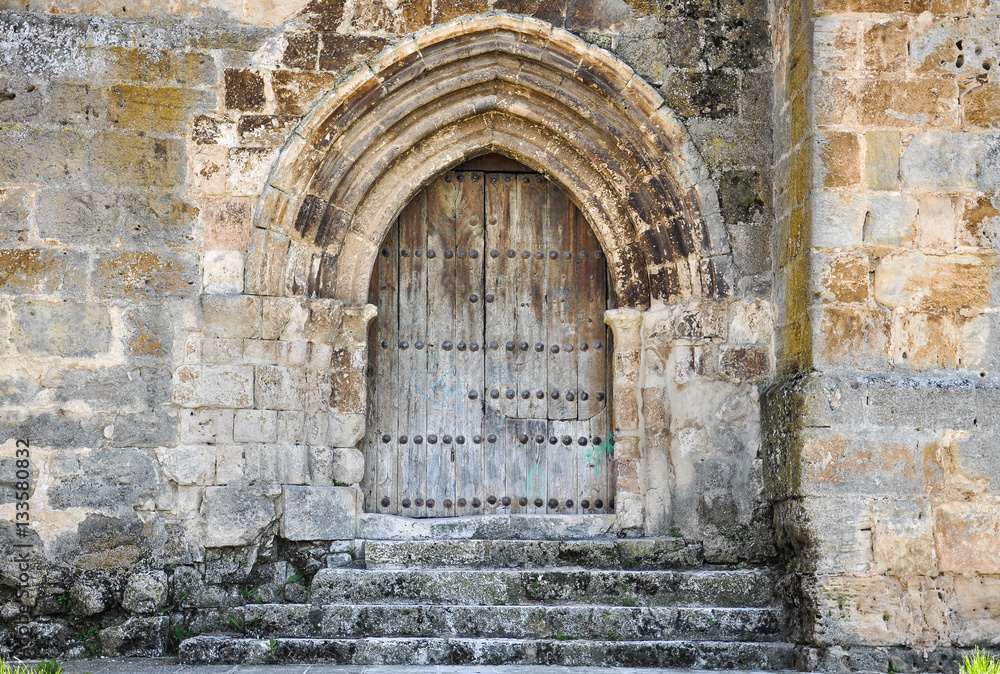 Portada gótica de la iglesia de Santa María, Gumiel de Izán, Burgos
