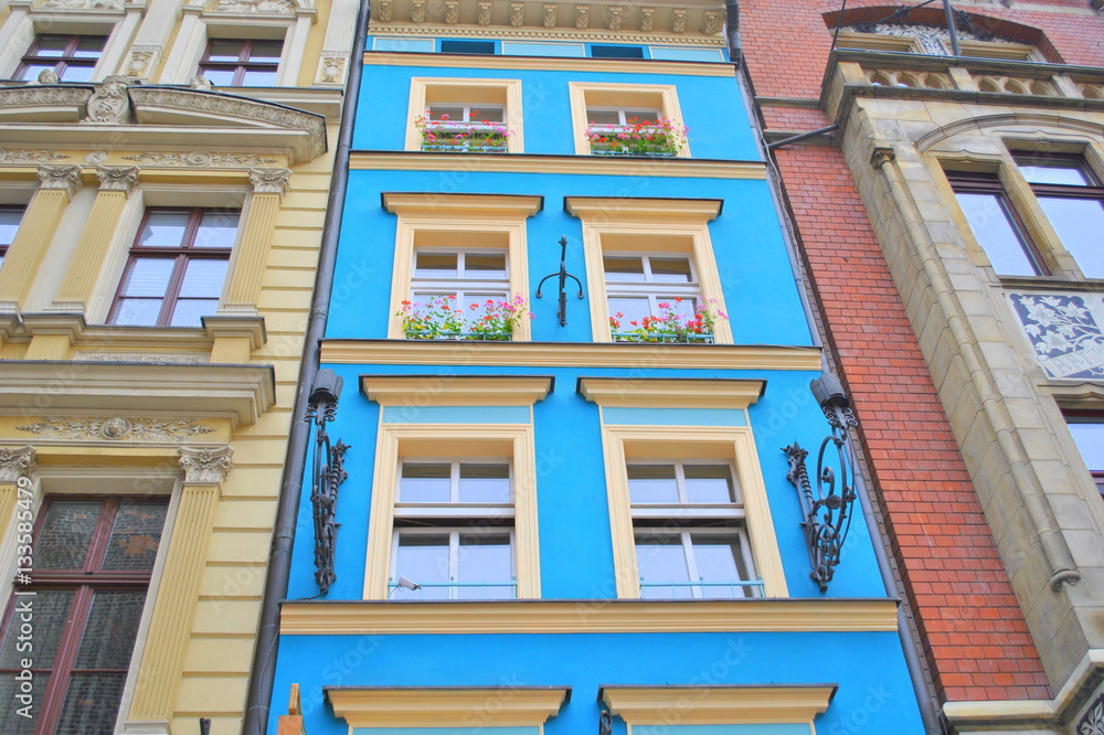 Obraz premium Błękitny budynek