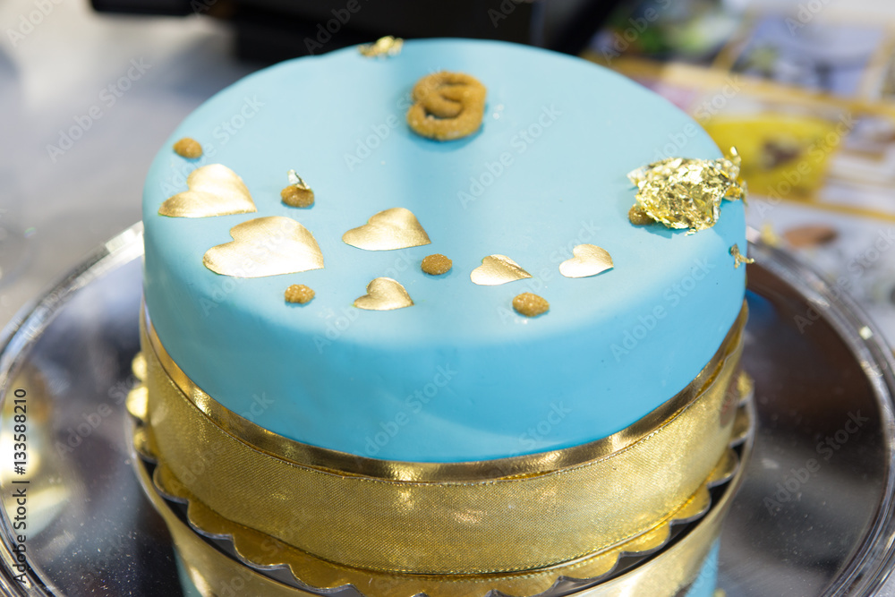 Torta preziosa blu con foglia d'oro commestibile Stock-Foto