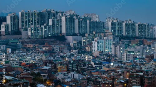 서울 주택가의 낮부터 밤까지를 타임랩스로 담아내다.