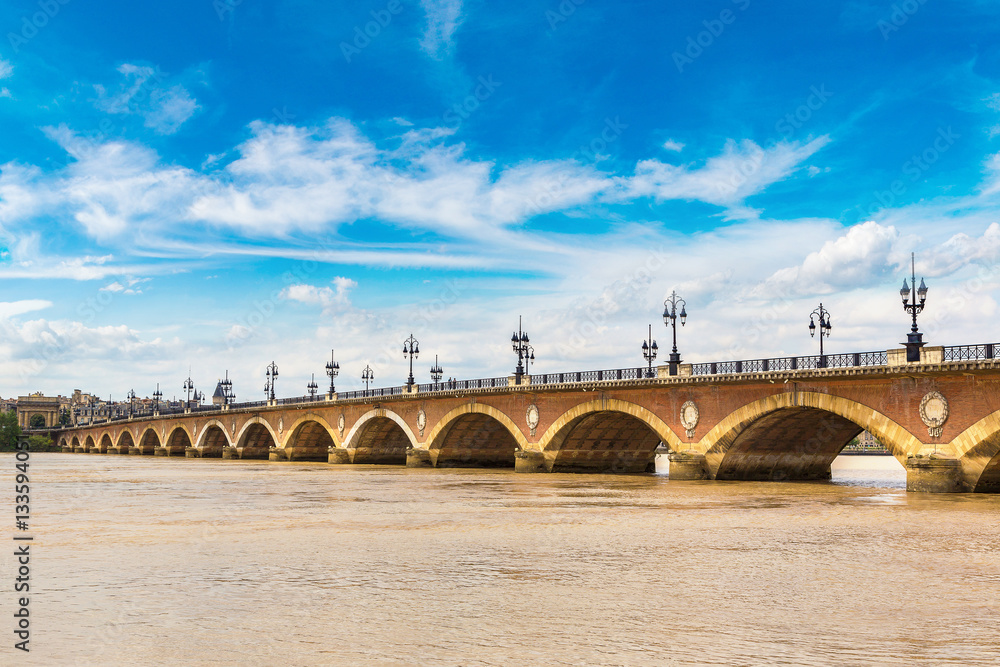 Fototapeta premium Old stony bridge in Bordeaux