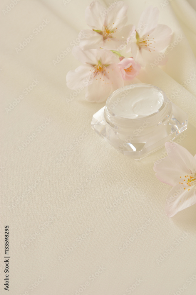 クリームと桜の花
