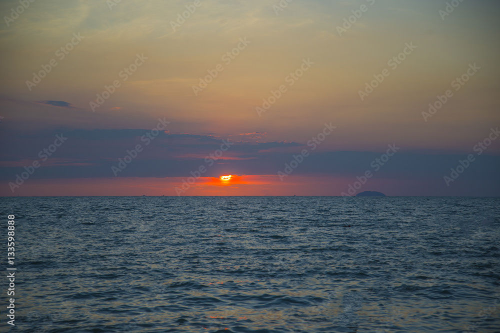 Fototapeta premium Stunning beautiful sunset in the Gulf of Thailand.