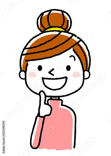 若い女性：笑顔で上を見上げる、思い浮かべる、考える
