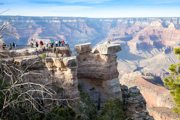 Fotobehang Canyon Toeristen aan rand Grand Canyon  © IrinaNo