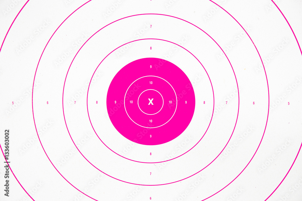 Naklejka premium clean pink paper bullseye target