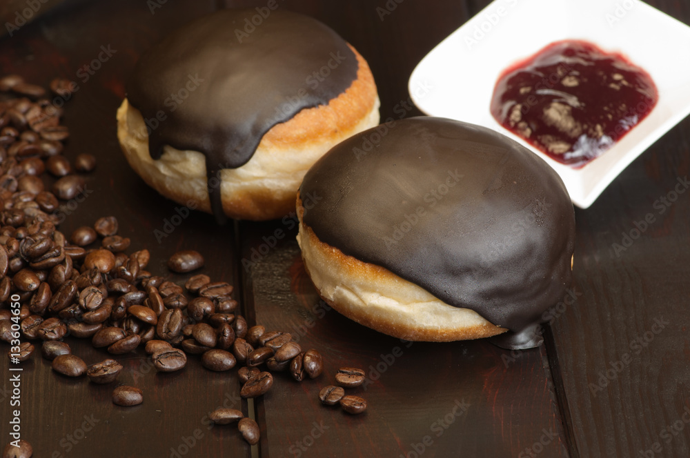 Schokoladen-Berliner, Dekoration mit Kaffeebohnen Schokoladen-Berliner, Dekoration mit Kaffeebohnen