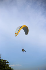 Fotobehang Luchtsport Parachute zweeft door open hemel  © pantkmutt