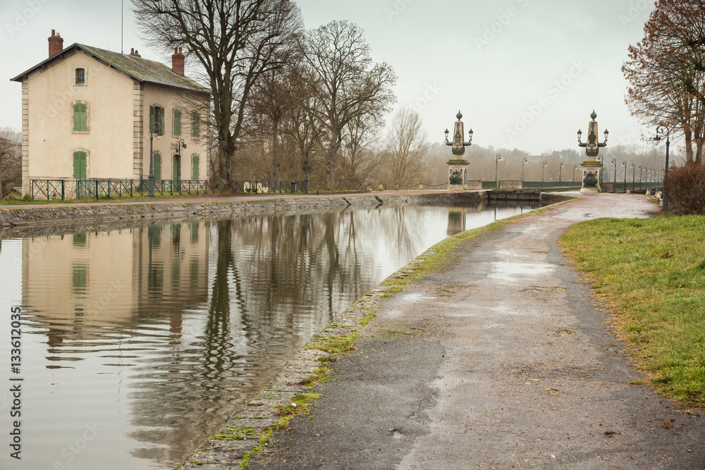 The Briare aqueduct with the lockkeeper's house on a rainy day