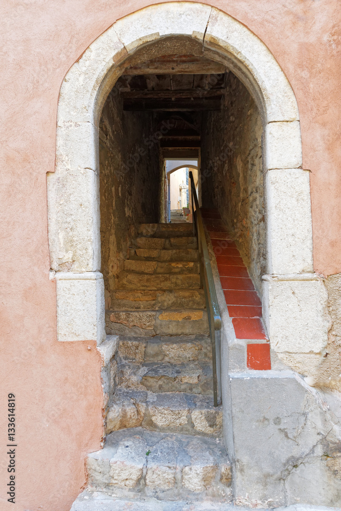 Montée escaliers village provençale