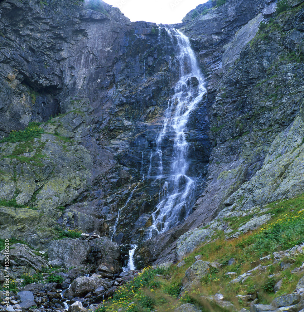 Obraz premium waterfall high in the mountains