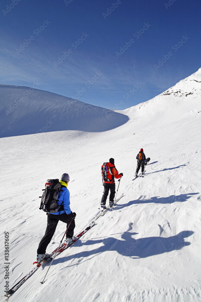 People skiing People skiing