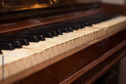 antikvariatas the old brown Grand piano with broken keys