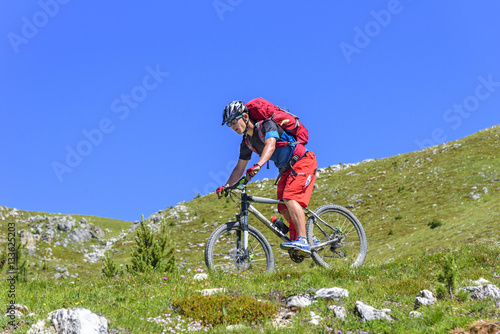 Mountainbiker in der Abfahrt im Gebirge