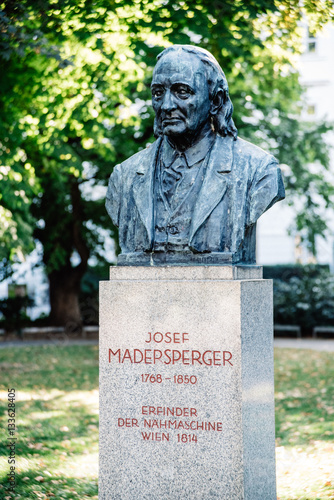 Das Denkmal Maderspergers am Wiener Karlsplatz, Wien