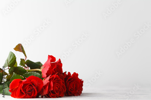 Fototapeta Naklejka Na Ścianę i Meble -  Bunch of red roses on table