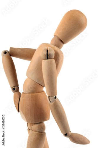 Mannequin en bois avec une sciatique se tenant le dos  photo