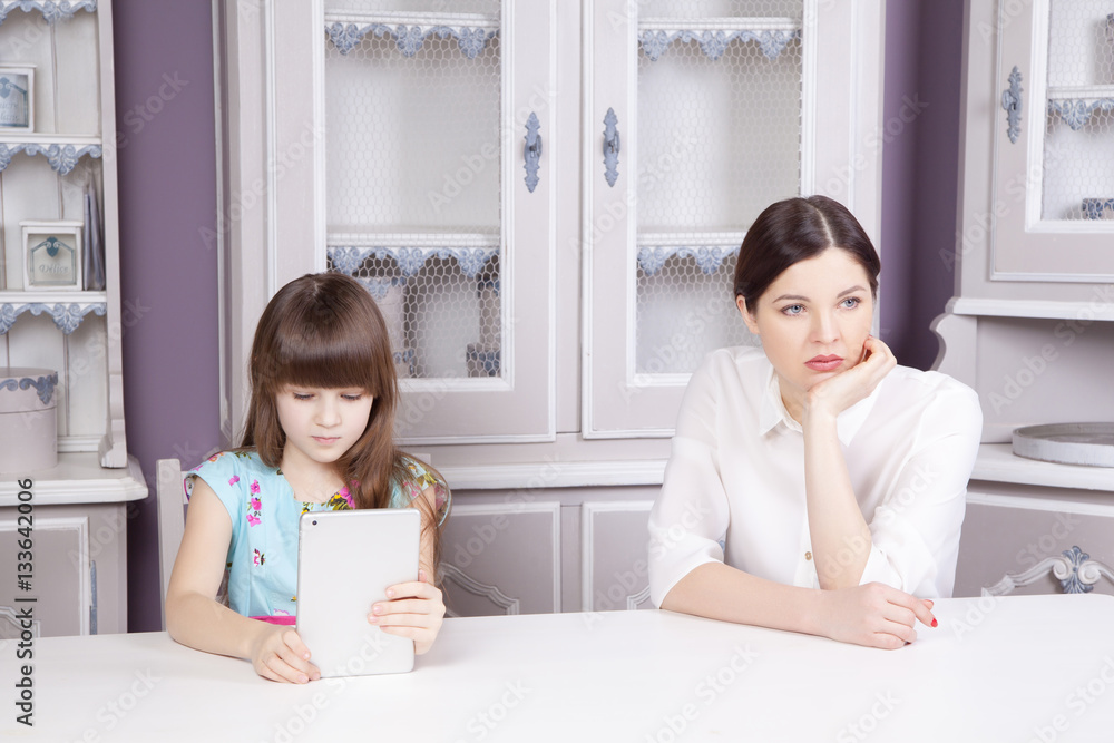 Mother and daughter quarrel because of overuse technology Mother and daughter quarrel because of overuse technology