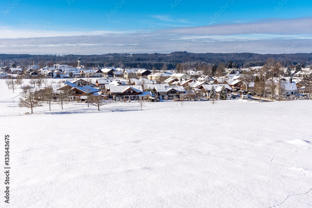 Eine dicke Schneedecke liegt über den Ortschaften in Bayern