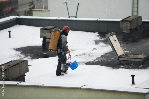 kominiarz na dachu photo