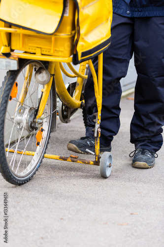 Lastenfahrrad eines Briefträgers zum Ausliefern von Post