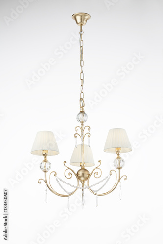 elegante lampadario in metallo, con pendenti in cristallo e paralumi in tela