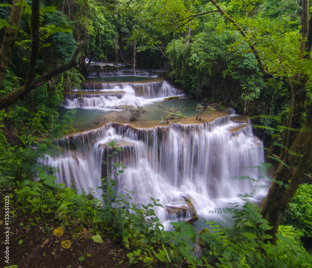 Obraz premium Huay Mae Kamin Waterfall, beautiful waterfall in autumn forest, Kanchanaburi province, Thailand