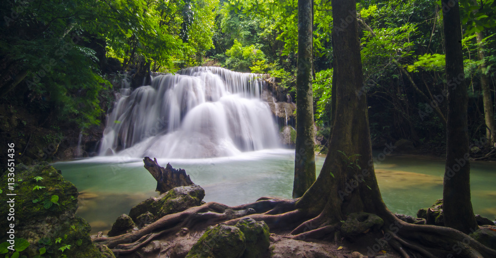 Obraz premium Huay Mae Kamin Waterfall, beautiful waterfall in autumn forest, Kanchanaburi province, Thailand