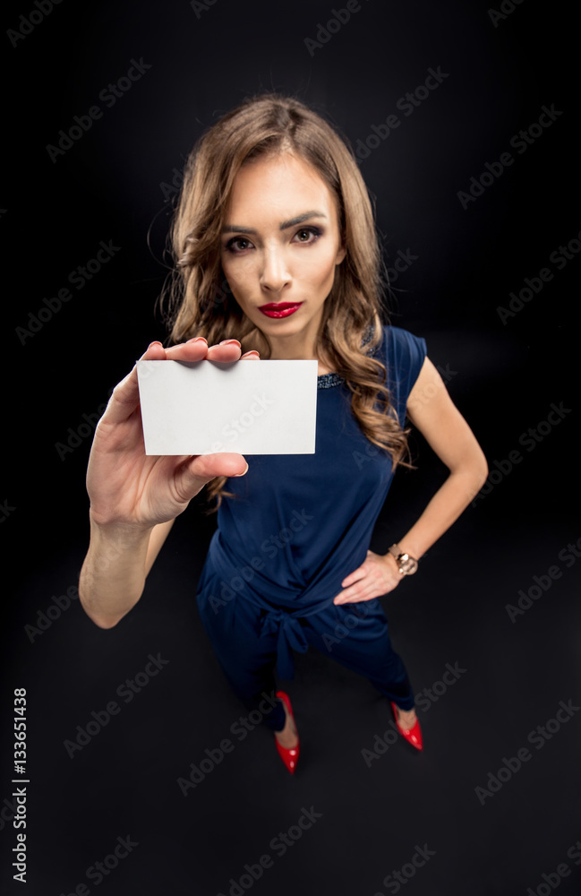 Naklejka premium Businesswoman showing card