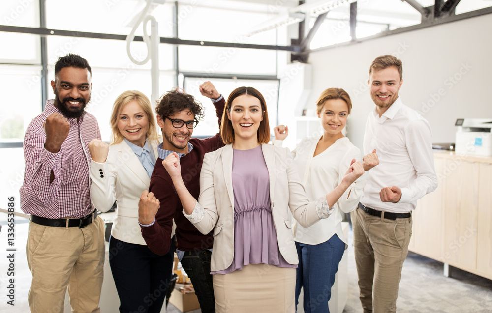Naklejka premium happy business team celebrating victory at office