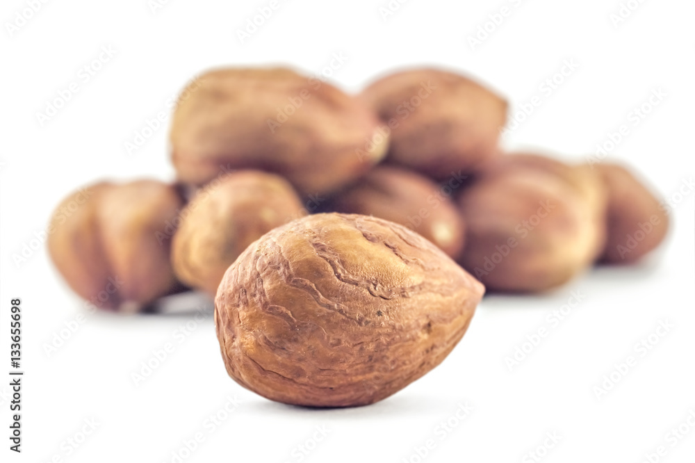 Obraz premium A bunch of hazelnuts on a white background. Raw hazelnuts isolated on white background
