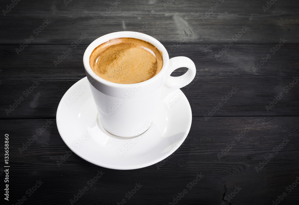 Fototapeta premium Overhead view of a freshly brewed mug of coffee