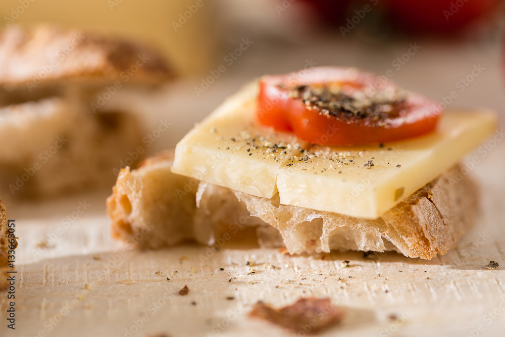 belegtes Brot mit Käse und Tomate Stock-Foto | Adobe Stock
