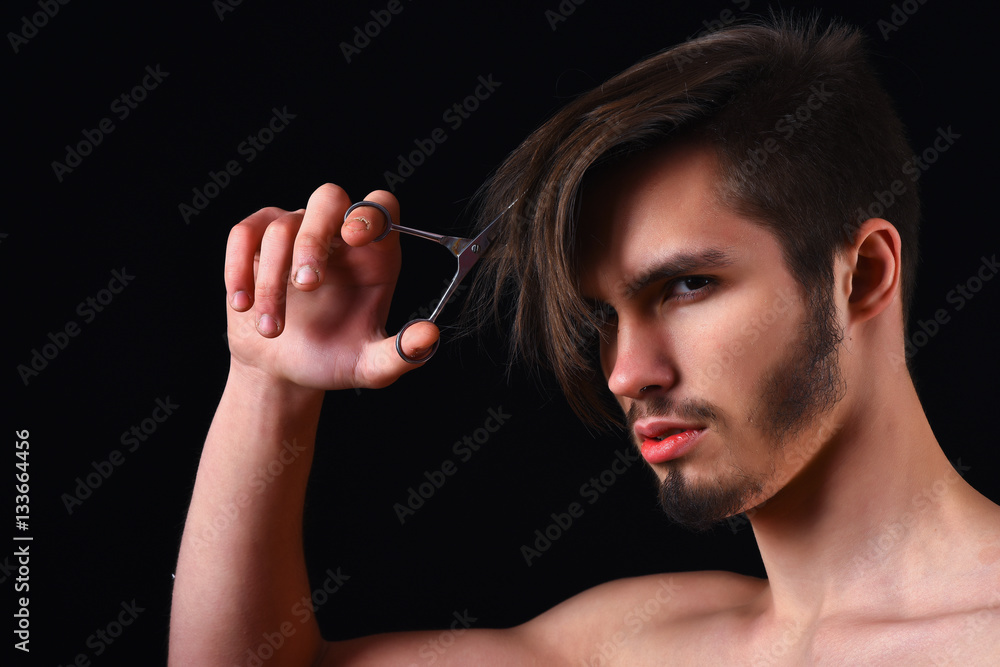 Obraz premium bearded macho with scissors