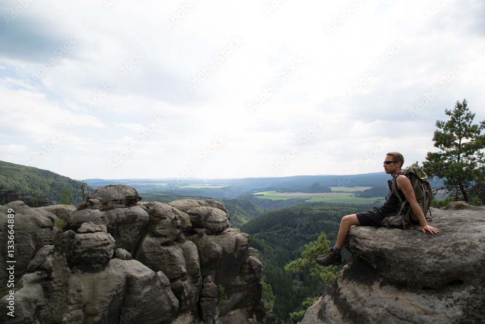 Junger Wanderer, Nationalpark Sächsische Schweiz, Sommer; Young hiker, summer