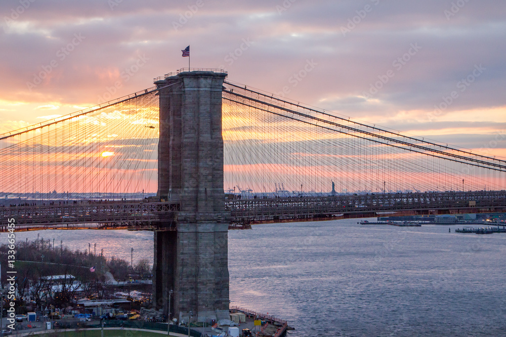 Fototapeta premium Colorful sunset behind Brooklyn Bridge, Manhattan New York City