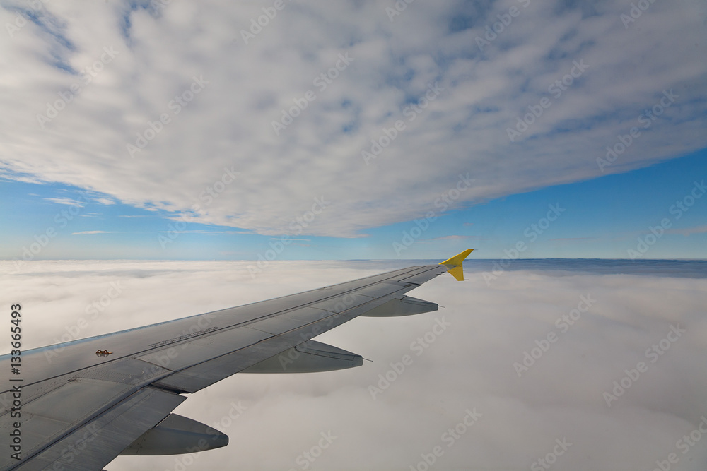 Flugzeug zwischen den Wolken