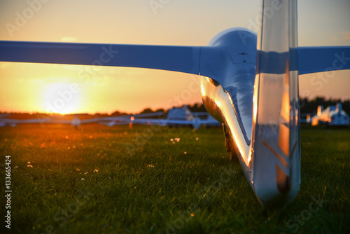 Segelflugzeug im Sonnenuntergang