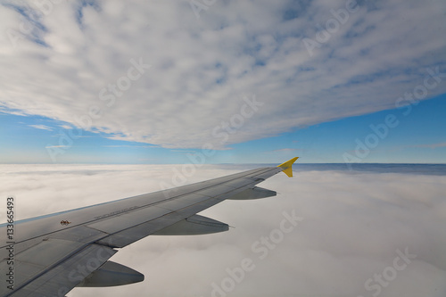 Flugzeug zwischen den Wolken