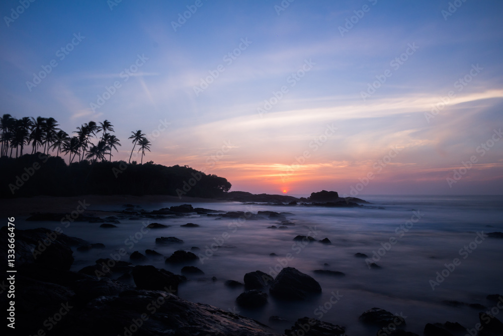 Sonnenaufgang, Palmen und Bucht, Sri Lanka