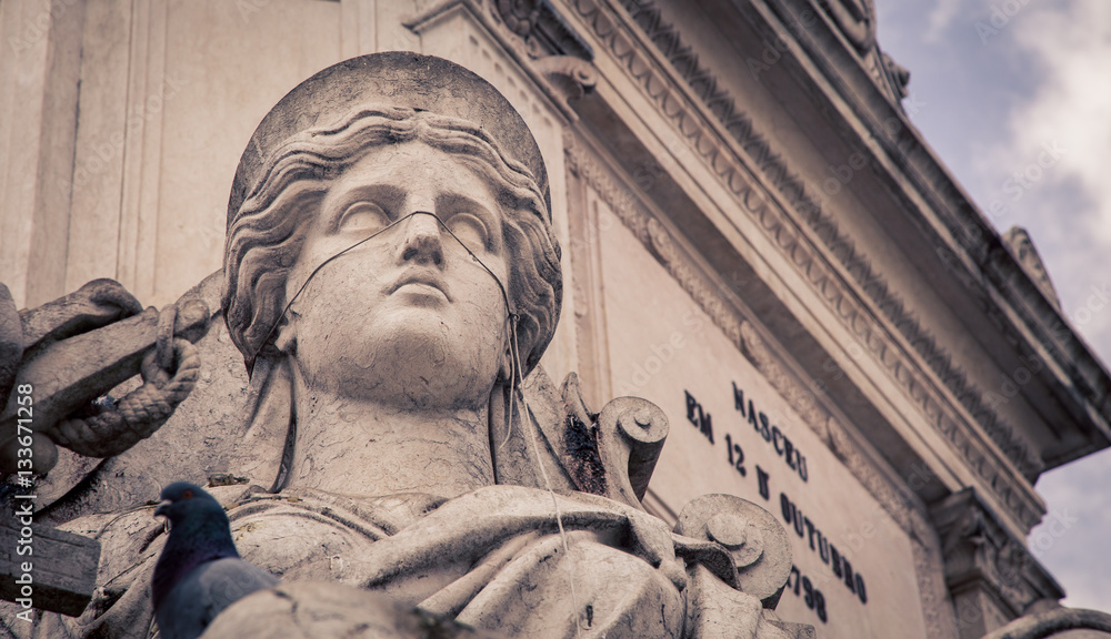 Fototapeta premium statue lisbon portugal