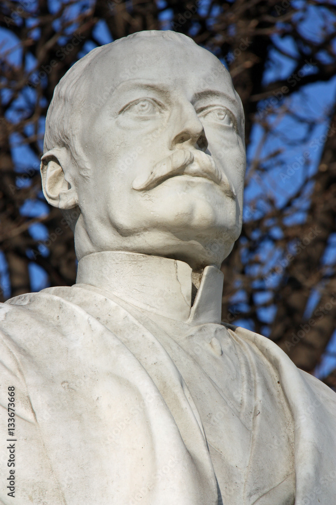Buste de Waldeck-Rousseau au jardin des Tuileries à Paris, France