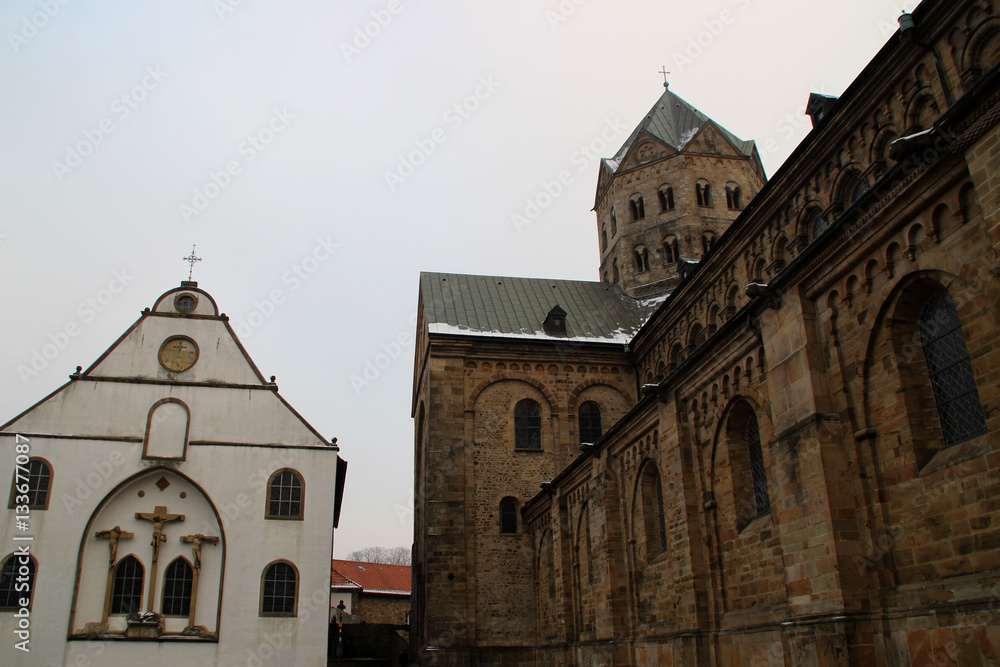 Die kleine Kirche und der Dom