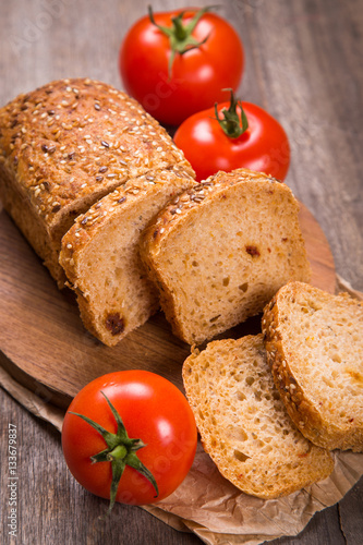 tomato bread with sesame