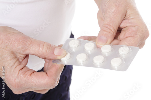 mains femme senior prenant des médicaments, gélules de compléments alimentaires photo