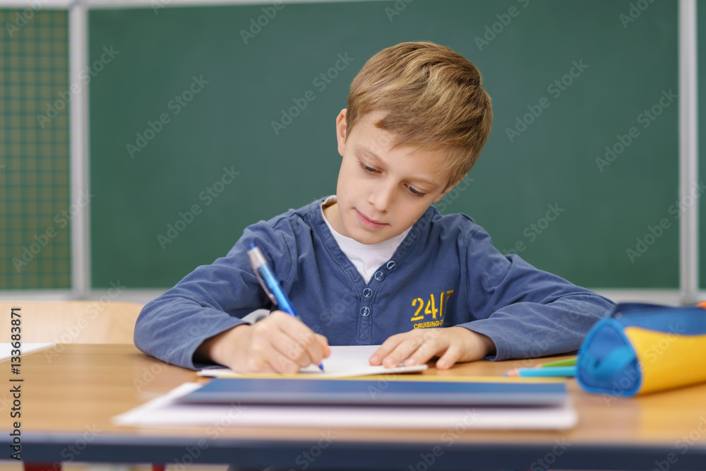 grundschüler schreibt im unterricht grundschüler schreibt im unterricht