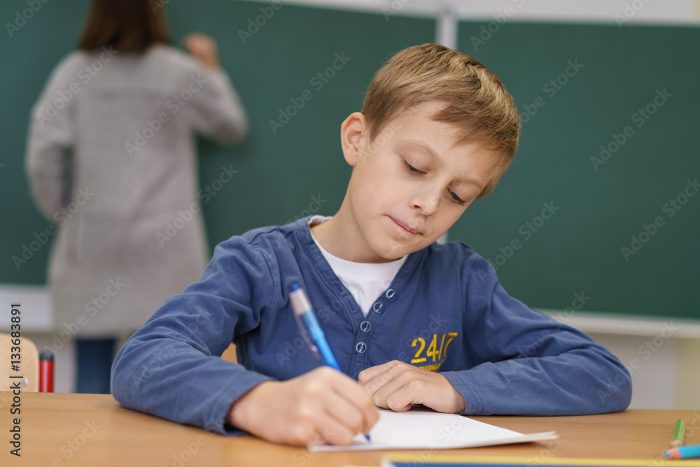 grundschüler arbeitet am tisch in der klasse grundschüler arbeitet am tisch in der klasse