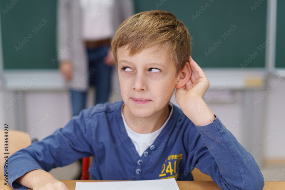 junge in der schule hört genau hin junge in der schule hört genau hin